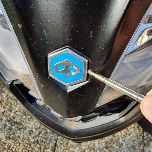 Originele logo Piaggio MP3 verwijderen