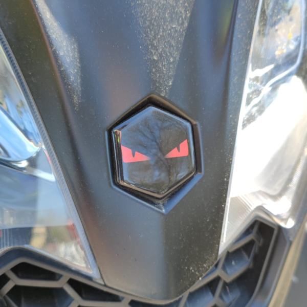 Piaggio MP3 embleem zwart met rood voor de voorkap